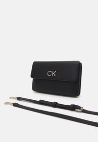 Calvin Klein RELOCK CROSSBODY BAG - Umhängetasche - black