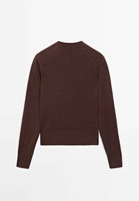 Brązowy sweter dzianinowy, długie rękawy, okrągły dekolt, ściągacze na rękawach i u dołu, gładka struktura, jednolity kolor, brak widocznych wzorów lub ozdób.