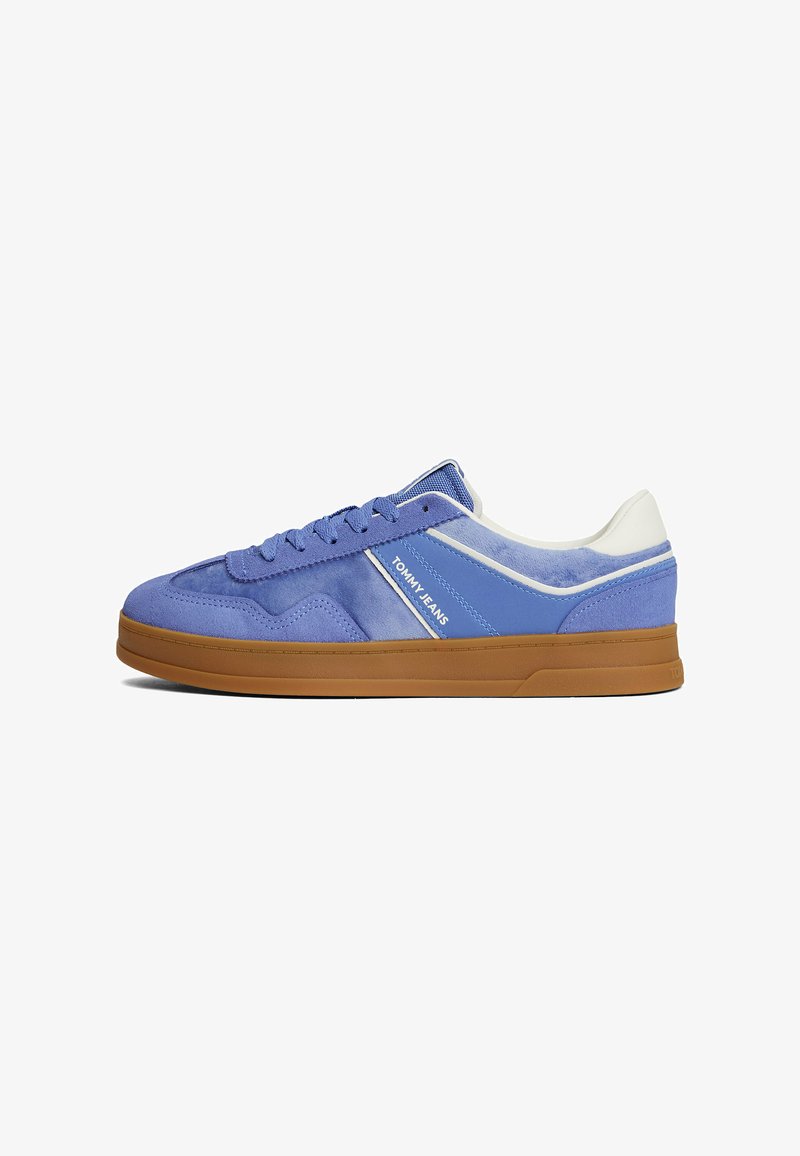 Leder-Sneaker in blauem Wildleder und Stoff mit weißen Akzenten und einer braunen Gummisohle, mit dem Branding "Tommy Jeans" an der Seitenwand.