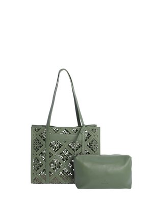 Bolsa de mano verde con patrones florales calados y un estuche verde a juego con cremallera colocado delante sobre un fondo blanco.