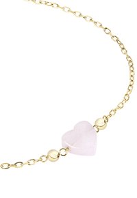 Pulsera de cadena de oro con una piedra central en forma de corazón rosa, acompañada de acentos redondeados en oro. El diseño es delicado con eslabones ovales.