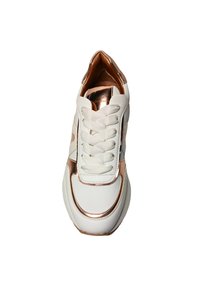 Hvid sneaker med rosegulde accenter, overdækket i syntetisk læder, rund tå, flade snørebånd og teksturerede paneler. Glat overflade og polstret indersål.