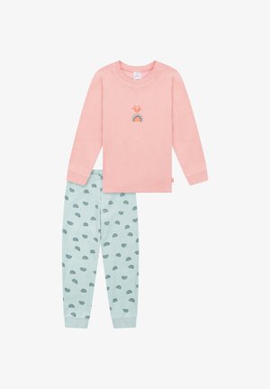 Rosa Langarmshirt mit einem Regenbogenmotiv auf der Brust, kombiniert mit hellblauen Hosen mit kleinen, wiederholten Regenbogenmustern.