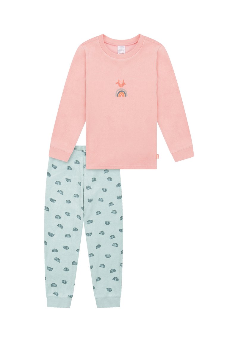 Rosa Langarmshirt mit einem Regenbogenmotiv auf der Brust, kombiniert mit hellblauen Hosen mit kleinen, wiederholten Regenbogenmustern.
