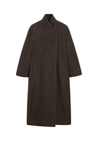 Dlouhý tmavě hnědý vlněný kabát s vysokým límcem, uzavírání na jeden knoflík v oblasti krku a dvěma bočními kapsami, vystavený na bílém pozadí.