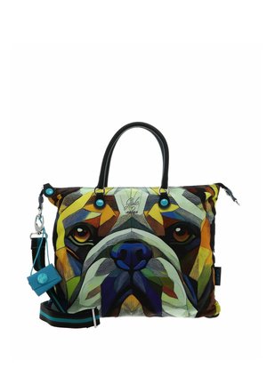 Sac à main coloré avec des poignées noires, présentant un design géométrique et abstrait d’un visage de chien, avec un porte-clés et une sangle bleus amovibles.