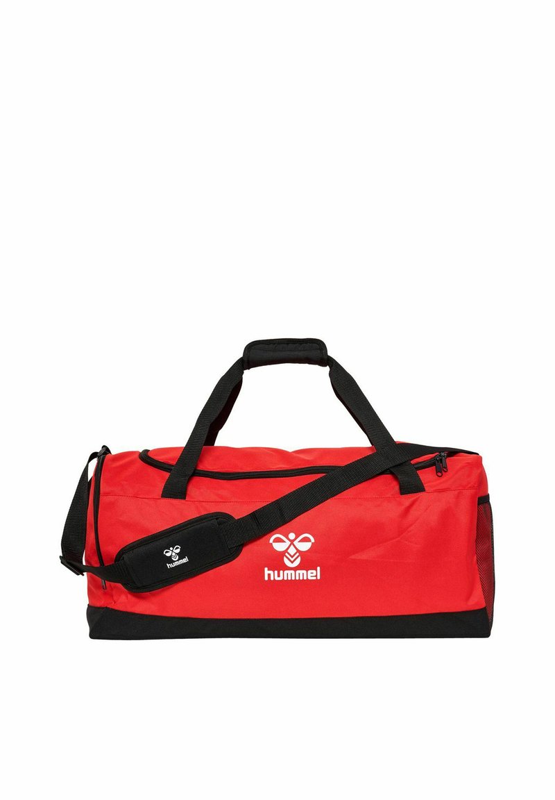 Bolsa de lona roja con acentos negros, hecha de un tejido duradero, que cuenta con asas dobles, una correa de hombro desmontable y un cierre de cremallera.