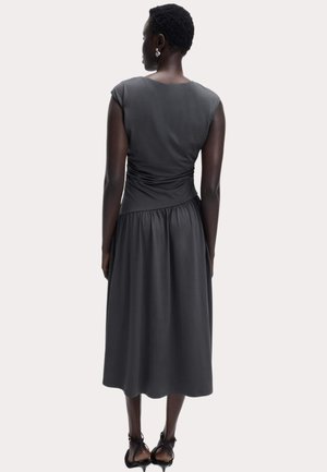 Marks & Spencer DROPPED WAIST MIDI  - Vestito di maglina - dark pewter
