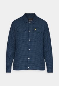 Giacca a quadri blu scuro realizzata in tessuto strutturato, con colletto, chiusura con bottoni e due tasche sul petto. Accento giallo con logo sul petto.