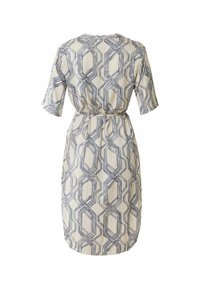 Vestido de manga corta en una tela ligera con un patrón geométrico azul sobre un fondo crema, con un cinturón en la cintura y diseño hasta la rodilla.