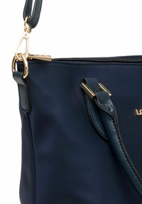 Borsa a tracolla in nylon blu navy con hardware dorato, dotata di chiusura a zip e doppio manico. Gli accenti in tessuto sul manico aggiungono un tocco di dettaglio.