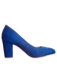 Blå mockaskor med hög klack, rund tå, blockklack och utskärning på sidan för extra designintresse.