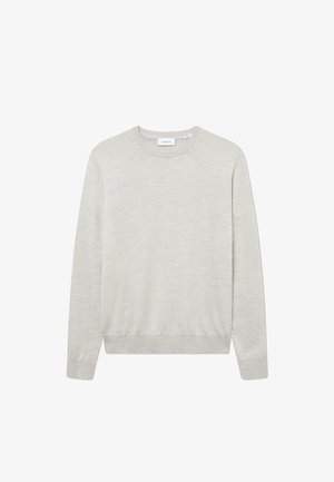 Világosszürke kötött pulóver kerek nyakkal és hosszú ujjakkal. Bordás szegéllyel és mandzsettával rendelkezik, puha, textúrált anyagból készült.