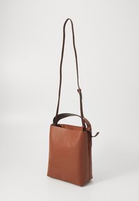Becksöndergaard GLOSSY SMALL BAG - Bolso de mano - mocha brown
