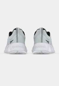 Pantofi sport de culoare albastru deschis cu accente negre, partea superioară din plasă texturată și talpă din cauciuc albă, cu logo-ul "Reebok" pe spate.