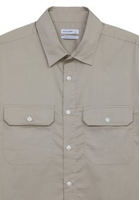 Beige Hemd mit Knöpfen in regulärer Passform, ausgestattet mit einem Punktkragen, zwei Brusttaschen und weißen Knöpfen. Glatte Stoffstruktur.
