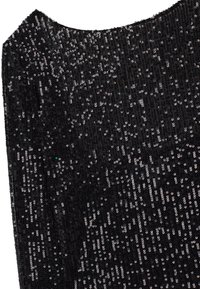 Schwarzes ärmelloses Oberteil, verziert mit Pailletten. Verfügt über eine glatte Textur und einen Rundhalsausschnitt mit einer schimmernden, reflektierenden Oberfläche.