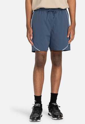 Shorts de sport pour hommes en marine, en tissu léger, avec une taille élastique et un cordon de serrage, des accents de garniture blanche sur les côtés, et une longueur au-dessus du genou.