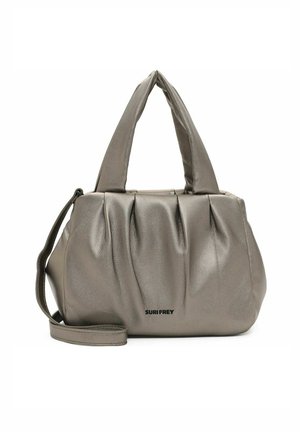 Sac à main en gris métallique avec une texture plissée, deux poignées de transport et une longue bandoulière réglable. Présente le logo de la marque en noir.