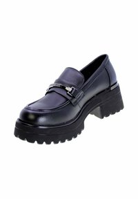 Mocassino in pelle nera con suola in gomma spessa, caratterizzato da un accento metallico decorativo nella parte anteriore. Texture liscia e forma arrotondata.