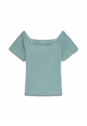 Lyseblågrøn kortærmet top med bred firkantet halsudskæring og tætsiddende silhuet, lagt fladt på hvid baggrund.