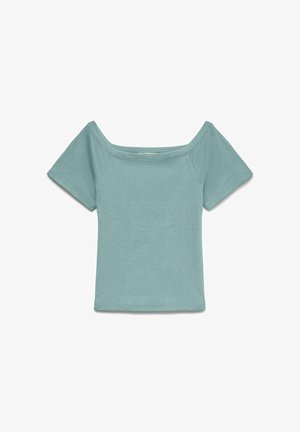 Lyseblågrøn kortærmet top med bred firkantet halsudskæring og tætsiddende silhuet, lagt fladt på hvid baggrund.