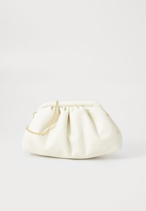 Pehme valkoinen clutch-laukku, jossa on kerätty kangasmuotoilu ja lyhyt kultainen ketjusankahihna, yksinkertaisella vaalealla taustalla.