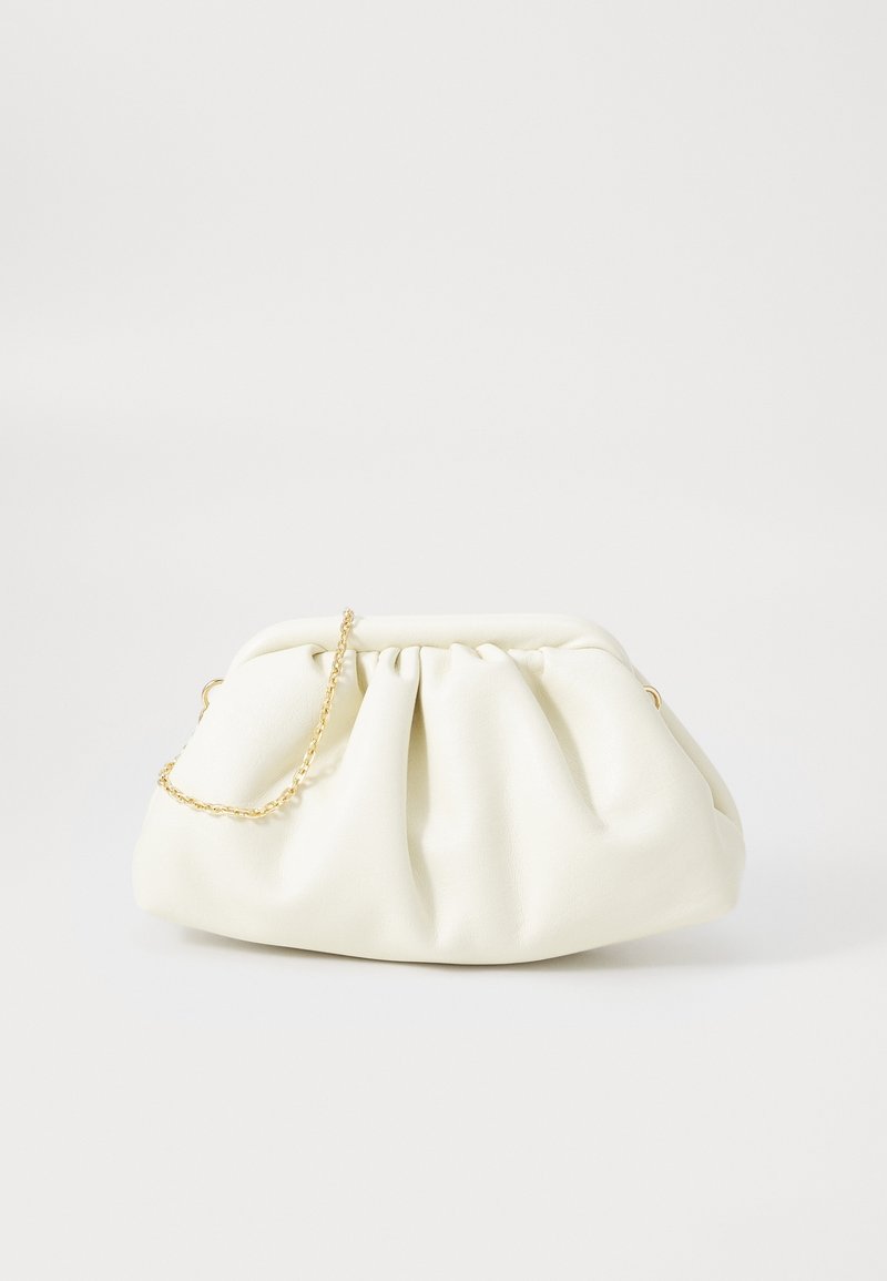Pochette blanche douce avec un design en tissu froncé et une courte chaîne dorée sur un fond clair uni.