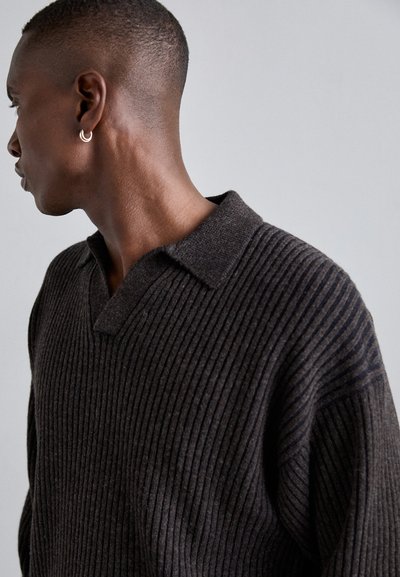 Filippa K Džemper - mocha/navy