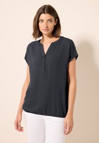 Blusa de manga corta en gris oscuro con escote en V abotonado y dobladillo elástico. Tejido suave y ligero con un ajuste relajado.