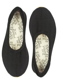 Schwarze Ballettschuhe aus Canvas mit elastischem Bündchen, runden Zehen und einer beige-farbenen Innensohle, die ein sich wiederholendes Markenlogo zeigt. Glatte Textur und schlichtes Design.