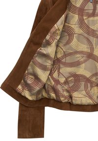Bruine suede jas met een ritssluiting; het interieur heeft een gevoerde voering met een patroon in beige, bordeauxrood en gouden ronde ontwerpen.