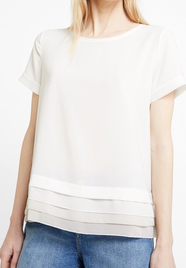 Top blanco de manga corta hecho de tela ligera, con un dobladillo en capas texturizado que presenta rayas horizontales en un tono ligeramente más oscuro.