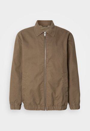 Brązowa kurtka na zamek z kołnierzem, bocznymi kieszeniami, elastycznymi mankietami i gładką fakturą materiału. Klasyczny, minimalistyczny design.