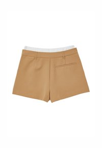 Shorts marron sur mesure avec une taille plate, élastiquée à l'arrière, dotés de deux poches avant et d'une poche arrière. Texture lisse.