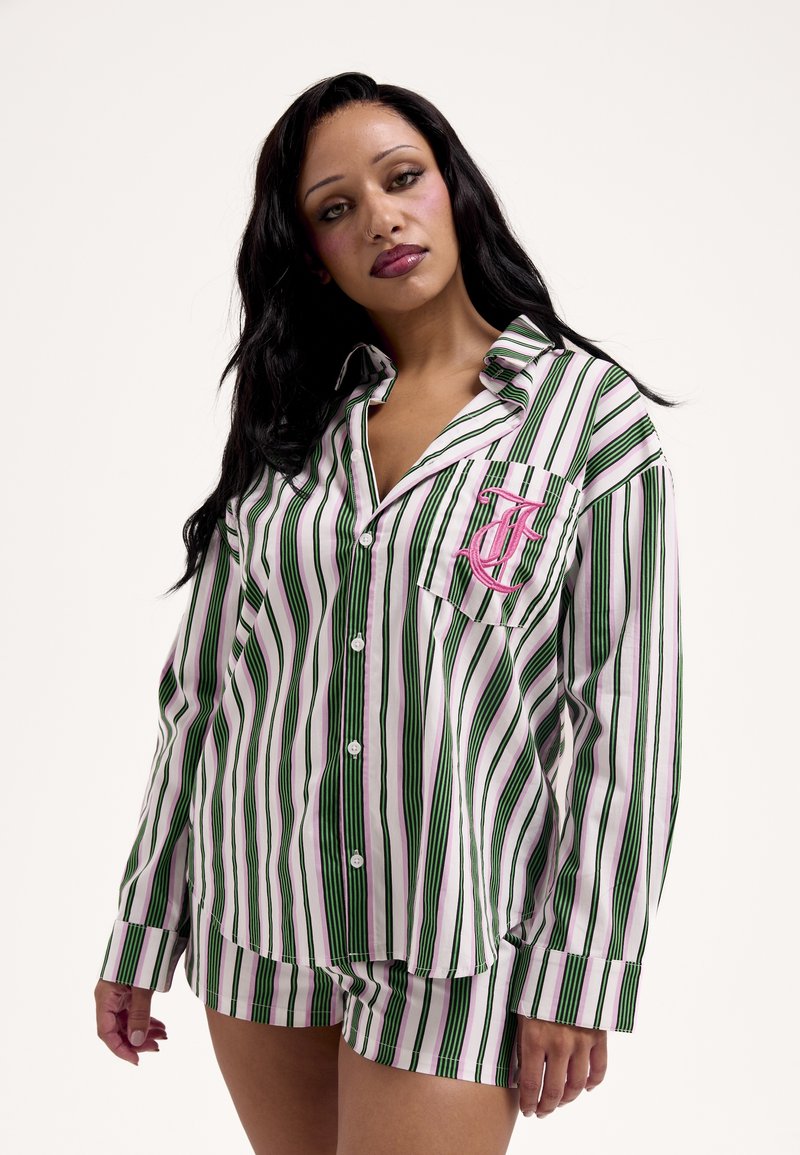 Zöld-fehér csíkos pizsamaszett rózsaszín részletekkel. Gombos felső és hozzáillő rövidnadrág. Hímzett részlettel ellátott zseb.