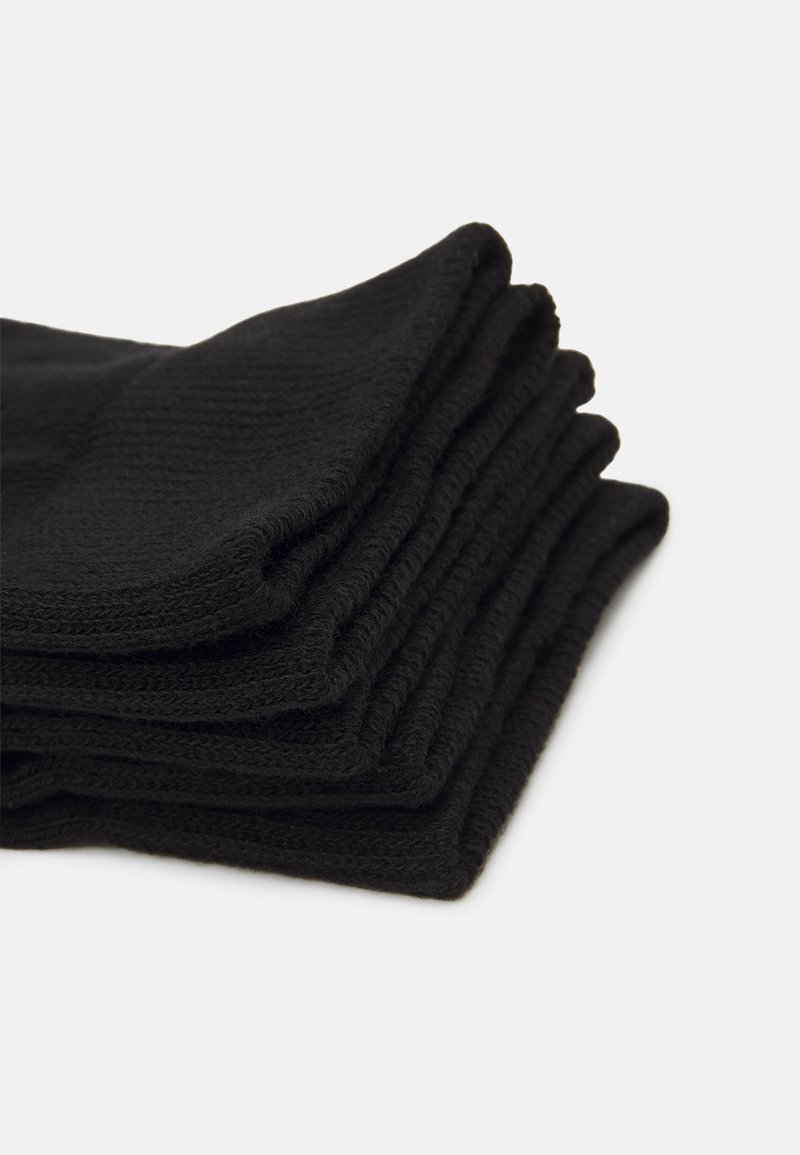Calze di cotone nere impilate ordinatamente, con una texture morbida e un design a costine, con bordi rifiniti e senza motivi o decorazioni visibili.