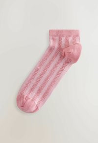Roze pamučna čarapa s izmjeničnim rebrastim i glatkim prugama, s ojačanim prstom i rebrastim rubom na vrhu.