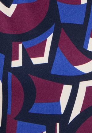 Patroonstof met abstracte vormen in donkerblauw, kastanjebruin en wit, met een soepele textuur en contrasterende kleurvlakken.