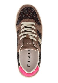 Sneaker in suede marrone con tessuto maculato nero e rosso, lacci beige, striscia beige sui lati e collare per il tallone imbottito di un luminoso rosa, vista dall'alto.