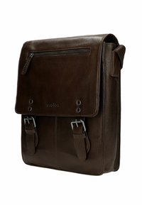 Bruine leren messenger bag met een klep, zilveren hardware, voorzak met rits en dubbele gesp-sluitingen aan de voorkant. Glad oppervlak.