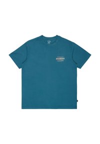 Niebieska koszulka bawełniana w kolorze teal z okrągłym dekoltem, krótkimi rękawami i małym graficznym logo na lewej piersi. Gładka tekstura, luźny krój.