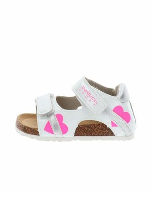 Sandalo bianco per bambini con disegni a cuore rosa, due cinturini regolabili, suola in sughero e testo "balucci sport" sul cinturino superiore.