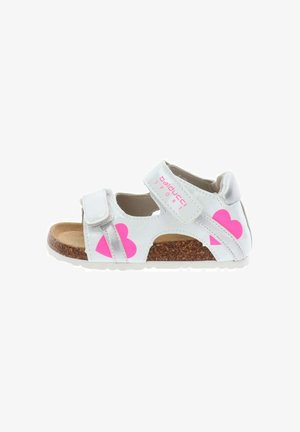 Sandalo bianco per bambini con disegni a cuore rosa, due cinturini regolabili, suola in sughero e testo "balucci sport" sul cinturino superiore.