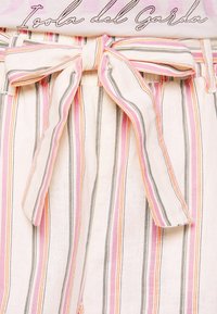 Gestreifte Stoffshorts mit einem Gürtel, mit vertikalen Linien in Rosa, Grau und Orange auf einem cremefarbenen Hintergrund. Strukturiertes, leichtes Material.