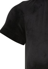 T-shirt en velours noir à manches courtes, montrant un gros plan de la manche et de la partie supérieure du torse.