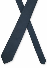 Marinblå texturerad slips med smal form och spetsig ände. Har ett vävt mönster för extra detalj. Materialet verkar elegant och formellt.