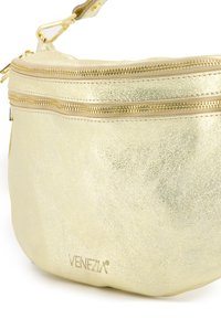 Gouden metallic heuptas met een gladde textuur, voorzien van twee ritscompartimenten en een merkl logo in subtiele print aan de zijkant.