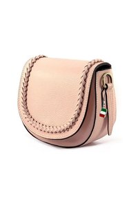 Lichtroze leren schoudertas met een gevlochten rand en gouden details, met een zijtag met een ontwerp van de Italiaanse vlag.