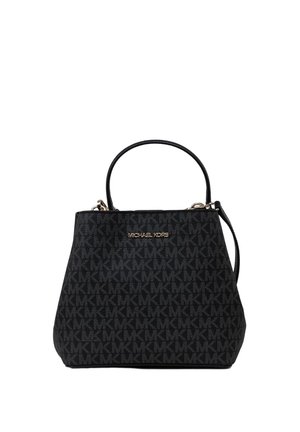 Borsa nera Michael Kors con motivo monogramma MK su tutta la superficie, placchetta logo dorata, manico superiore e tracolla rimovibile su sfondo bianco.